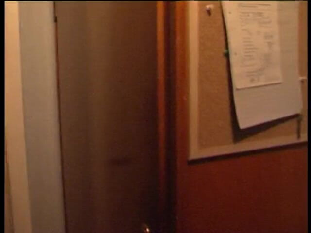 Lucky Cooch: Frau pisst ins badezimmer