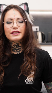 Russa tatuada modelo Mari Galore entrevista