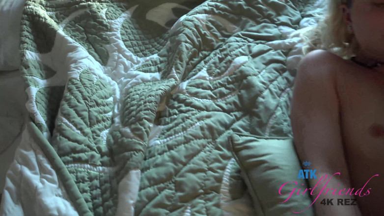 ATK Girlfriends: Riley tě škádlí nohama, ví, jak moc tě to rozježe