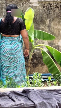 Mẹ kế đang làm việc trong vườn và tôi đã làm tình với bà ấy