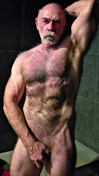 毛茸茸的 dilf 显示体格