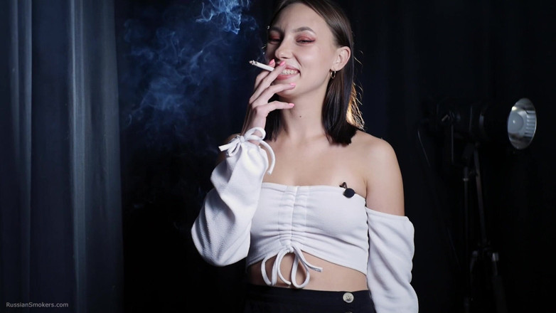 Russian Smokers: Zarif esmer karanlık stüdyo sahnesinde sigara içiyor