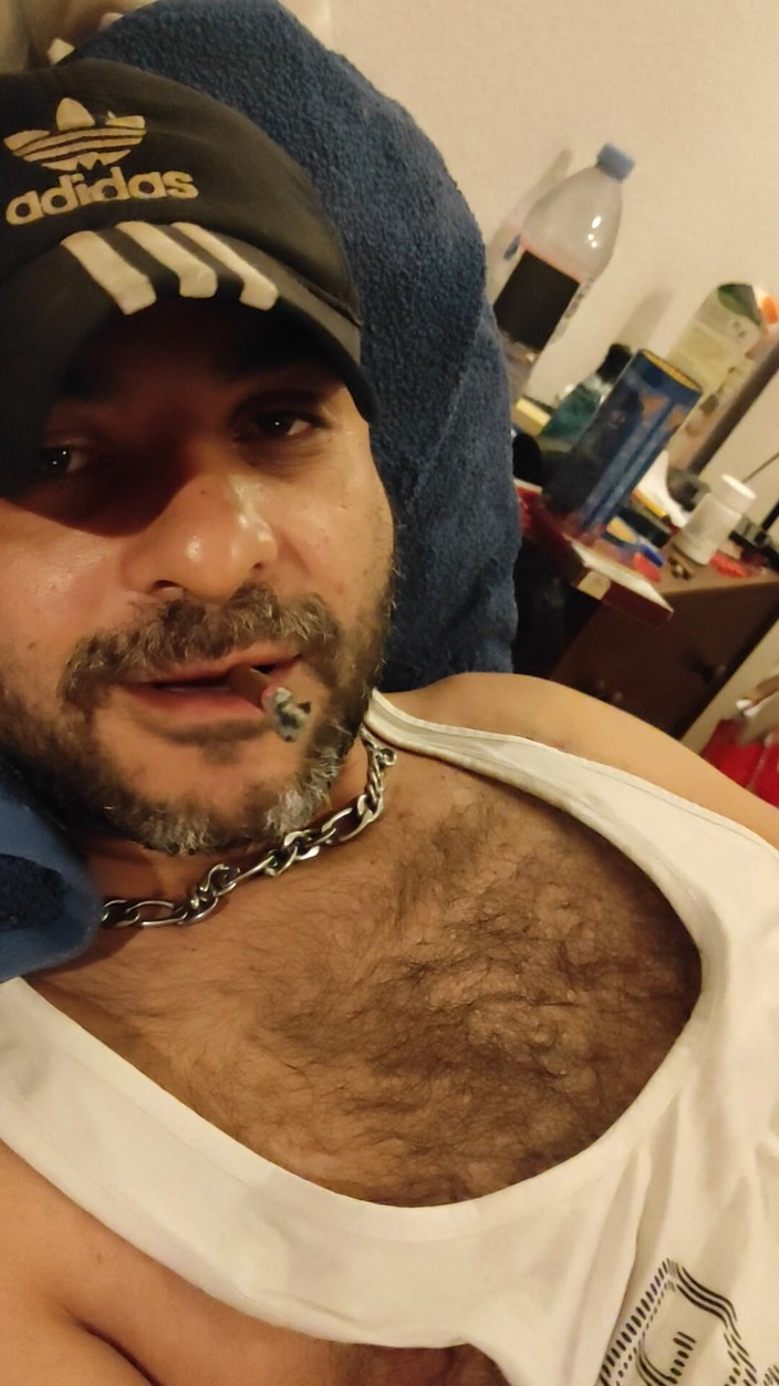 SmokedAlloy2: Nálada v posteli, Dirtyjunk Brácha sleduje porno