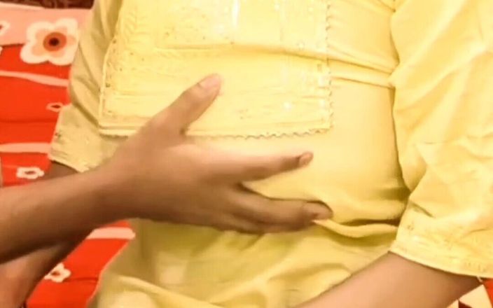 Banglasexycouple: Возбужденная подруга жестко скачет на парне в приватной комнате - громко стонет от удовольствия!