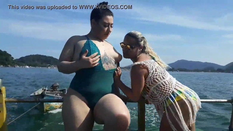 Paty Bumbum: 파티 엉덩이와 의붓여동생 아가사 루도비노와 함께하는 공공 장소에서의 보트 전시