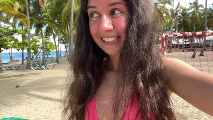 Katty West: Çılgın kız halka açık bir plajda külotuyla işiyor külotunu ıslattı ve...