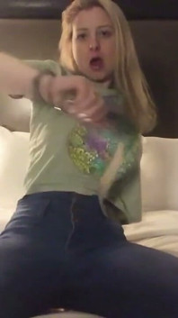 Sunny Lane seksi berbogel dan bermain dalam seluar jeans!