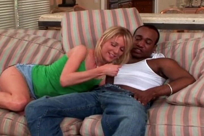 Vintage Life: Крошку-блондинку трахают ИК в ее тугую киску в любительском видео