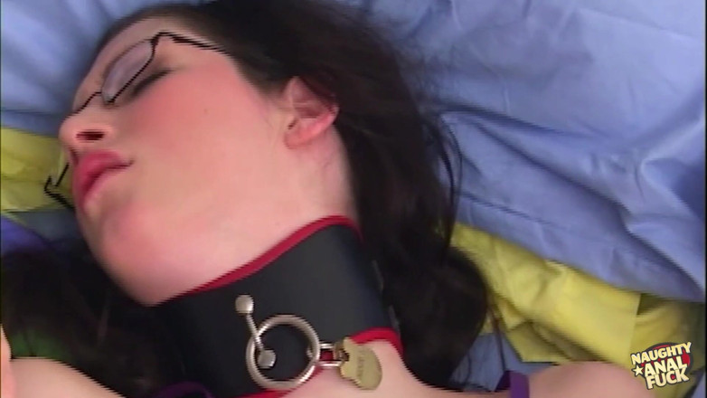 Naughty anal fuck: Gözlüklü çekici hatun götünü sağlam yarağa karşı sikiyor
