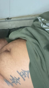 Sakallı büyük yarak mastürbasyon yapıyor ve dölle kendini bulıyor
