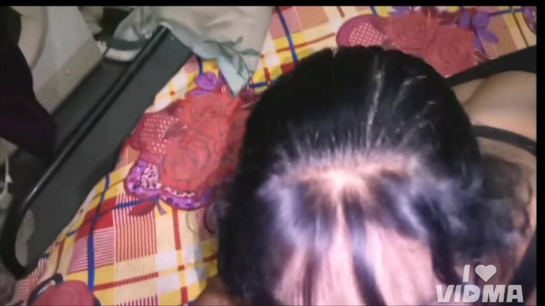 AmitRose: Une bhabhi desi excitée et sexy taille une bonne pipe...