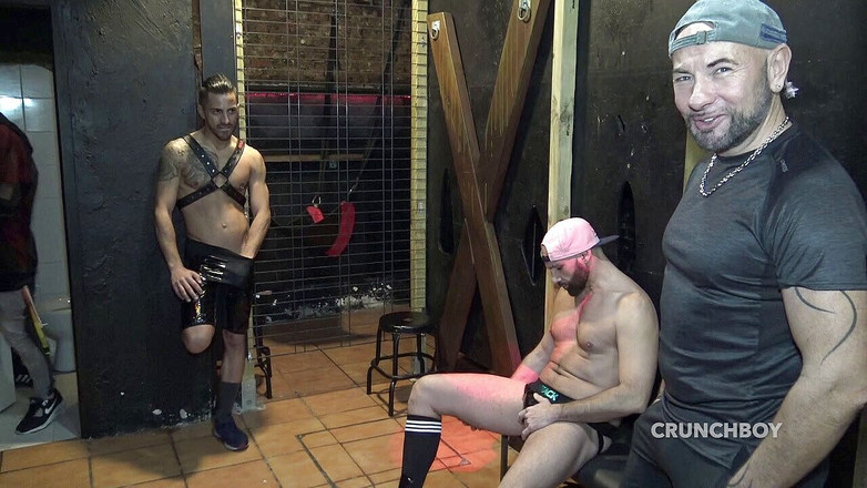 Bare domination in backroom with fetish boys: Jess šuká bez sedla od Alejandra