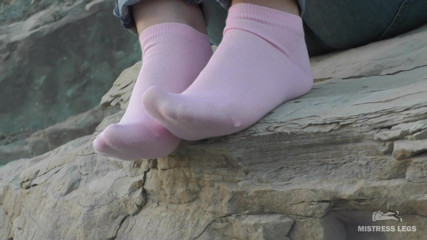 Mistress Legs: Pies sexy en calcetines rosados a la orilla del mar