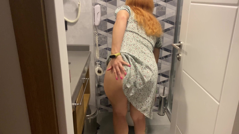 Risky Hairy Couple: Kızıl saçlı kıllı amcık tuvalette çok fazla soyunuyor ve osuruyor 4k 60 fps