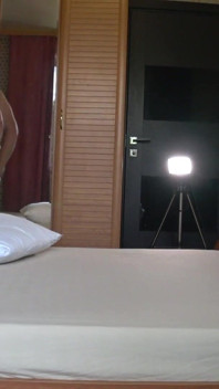 Voisin Regardant Une Femme Au Foyer Mature À Travers Un Balcon Ouvert. Gros Cul En Culotte Blanche.