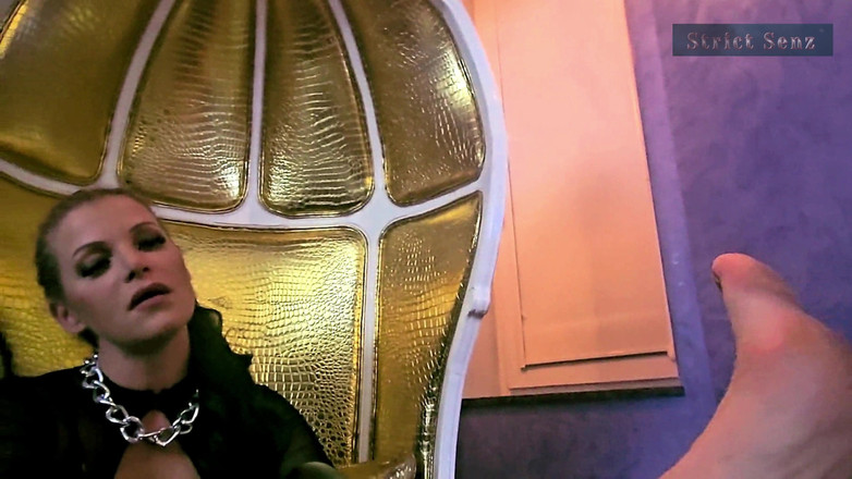 Strict Senz: スティーナ・ストーン フェムドム フィートワーシップ ジャーマン・ミストレスによるレザーグローブの汚れ臭い靴下 裸足