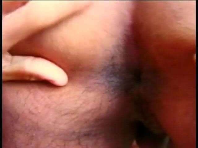 Gays Case: Il fusto dai capelli scuri lecca il culo del suo...