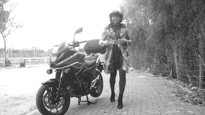 Voyager: Ogni auto che passava vedeva il suo pene vibrare sotto...