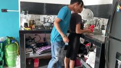 ANDREINA: 我的继兄弟在厨房里操我的小阴户。