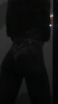 여유로운 목욕을 즐기고 보지를 쓰다듬는 핫한 흑누나 미녀