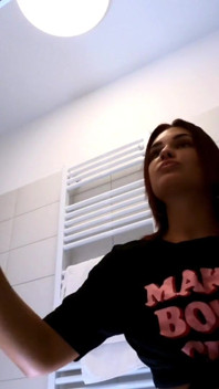 Quente pequena ruiva real universitária cospe na mão e se masturba no banheiro em uma mini saia curta