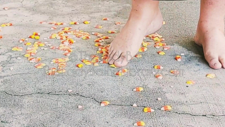 TheLadyBaine: SSBBW barefoot demoness candy corn crushing