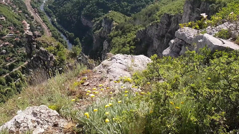 Tiny Teena: Pecorina all'aperto e pompino su una scogliera