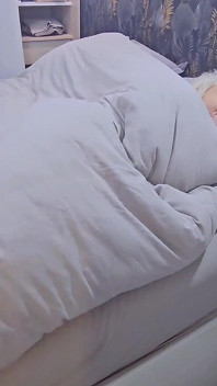 Můj nevlastní syn přijde ošukat moji kundičku v posteli a ejakuluje mi na obličej