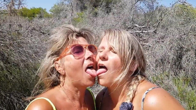 SweetSusi: Lesben Fummeln in Den Dünen