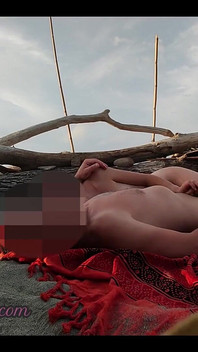 Flickvän avrunkning Min kuk på nakenstranden framför många främlingar - Misscreamy