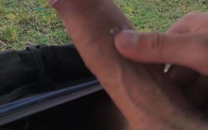 Charrterr: Dick Flash. Jag onanerar utomhus medan en kvinna tittar på...