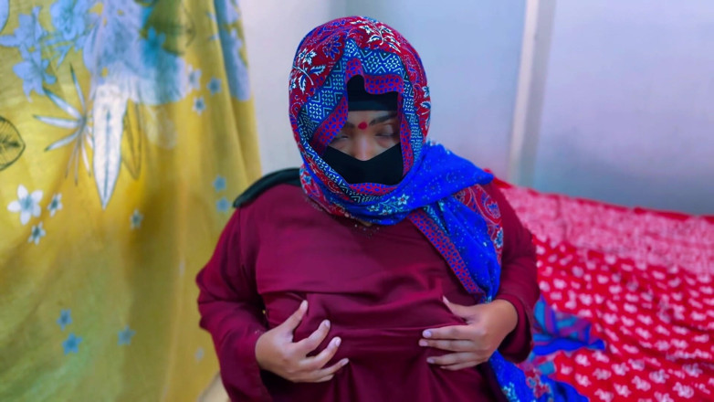 Aria Mia: Une soubrette BBW arabe dans un hôtel était excitée en Arabie...