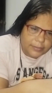 Je suis laissée seule avec le gros cul de ma belle-fille pendant qu’elle parle à son copain, je lui suce le cul et finit par la baiser bien comme il faut.
