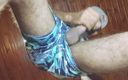 Hairy stink male: Tôn sùng hút thuốc, chân và đồ lót