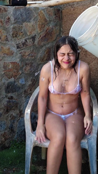 Jasmine transparan kıyafetler giyiyor ve ıslanıyor