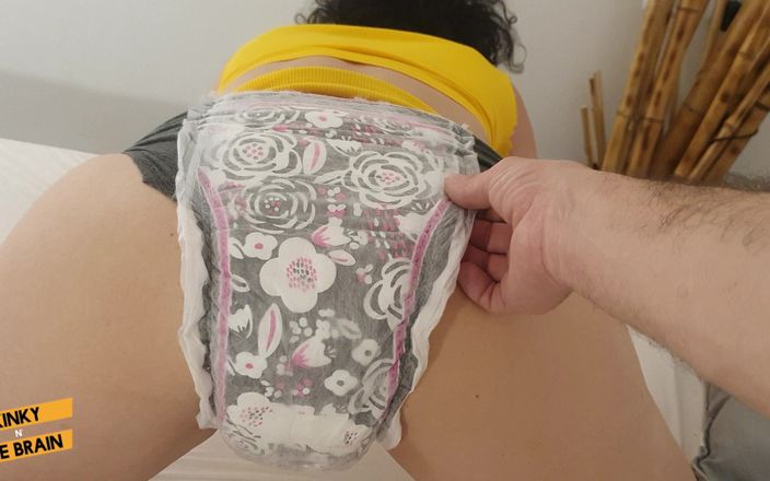 Kinky N the Brain: Fyller min blöja med kissa - färgad version