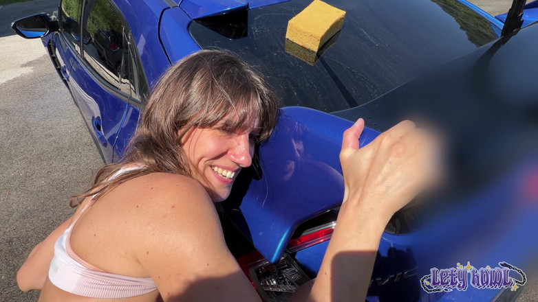 Lety Howl: Ele me fode enquanto eu lavo o carro