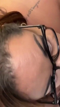 Latina tettona fa un pompino deepthroat con una calze a rete