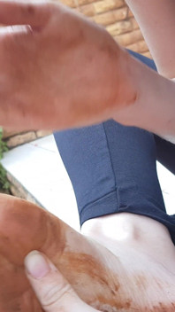 Mostrando le mie suole sporche