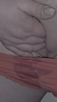 Super primer plano: polla frota el clítoris. Esperma en el coño. Use el esperma como un lubricante. Orgasmo femenino. Bragas rojas.