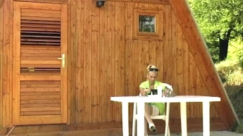 My German Amateurs: Blonde menghisap dan menunggang dua zakar di luar rumah