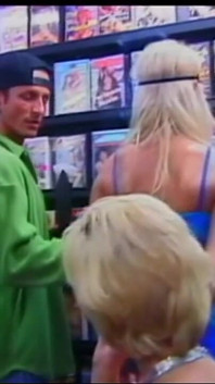 Orgia vintage di belle troie culo scopata e sborrata in testa da grossi cazzi nella videoteca porno
