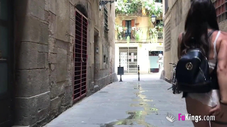 FAKings: Lily paraderar sin nakna kropp runt Barcelonas gator och blir...