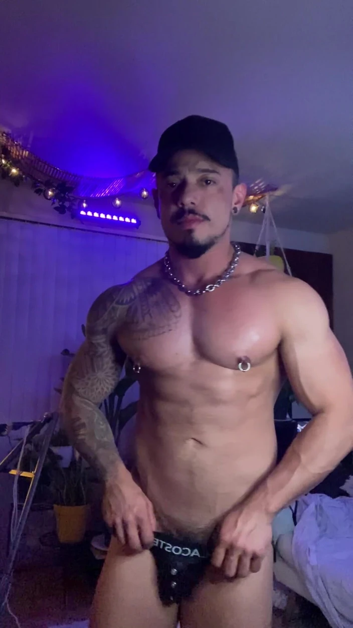 Reds and Muscles: Hey, M! Check Me Out!