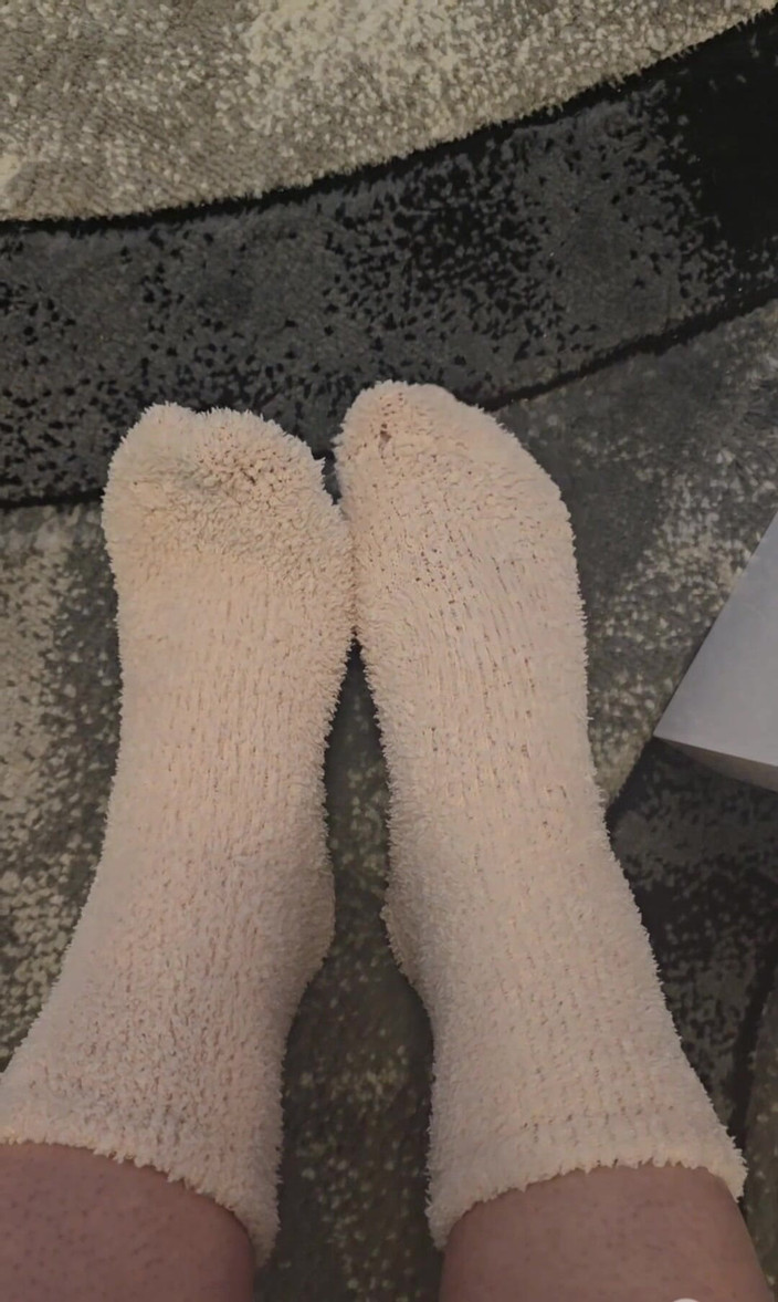 Busty Swinger: 完璧な足に足フェチでオナニー