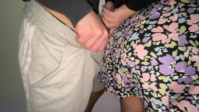 CoupleOfHotSins: Sie Berührt Versehentlich Den Großen Schwanz Eines Fremden Und Sie...