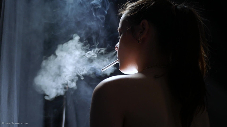 Russian Smokers: สาวสีผมบรูเน็ตเปลือยกายสูบบุหรี่ในละคร