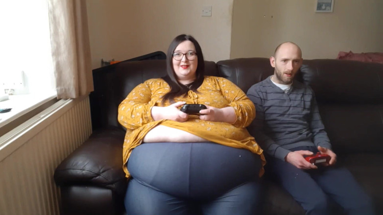 SSBBWLadyBrads: SSBBW gaming with belly play
