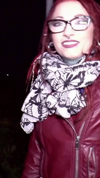 Sex în trei pentru o tipă roșcată sexy cu piercing