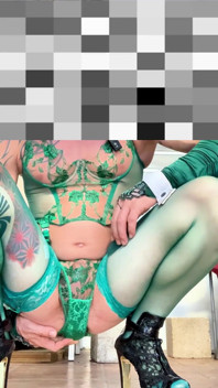 Simpatico effeminato molto sexy calza lingerie che mostra le sue mutandine all'aperto